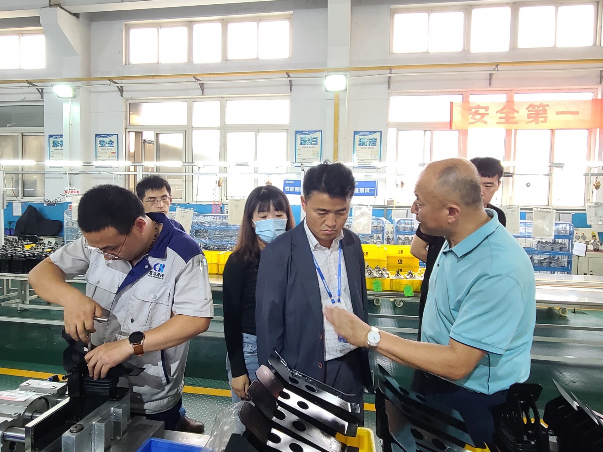 Заместитель директора Hyundai Doosan Ли Чансюнь и глава департамента закупок Ван посетили Гао Хун, чтобы проинспектировать поставщиков и обсудить сотрудничество