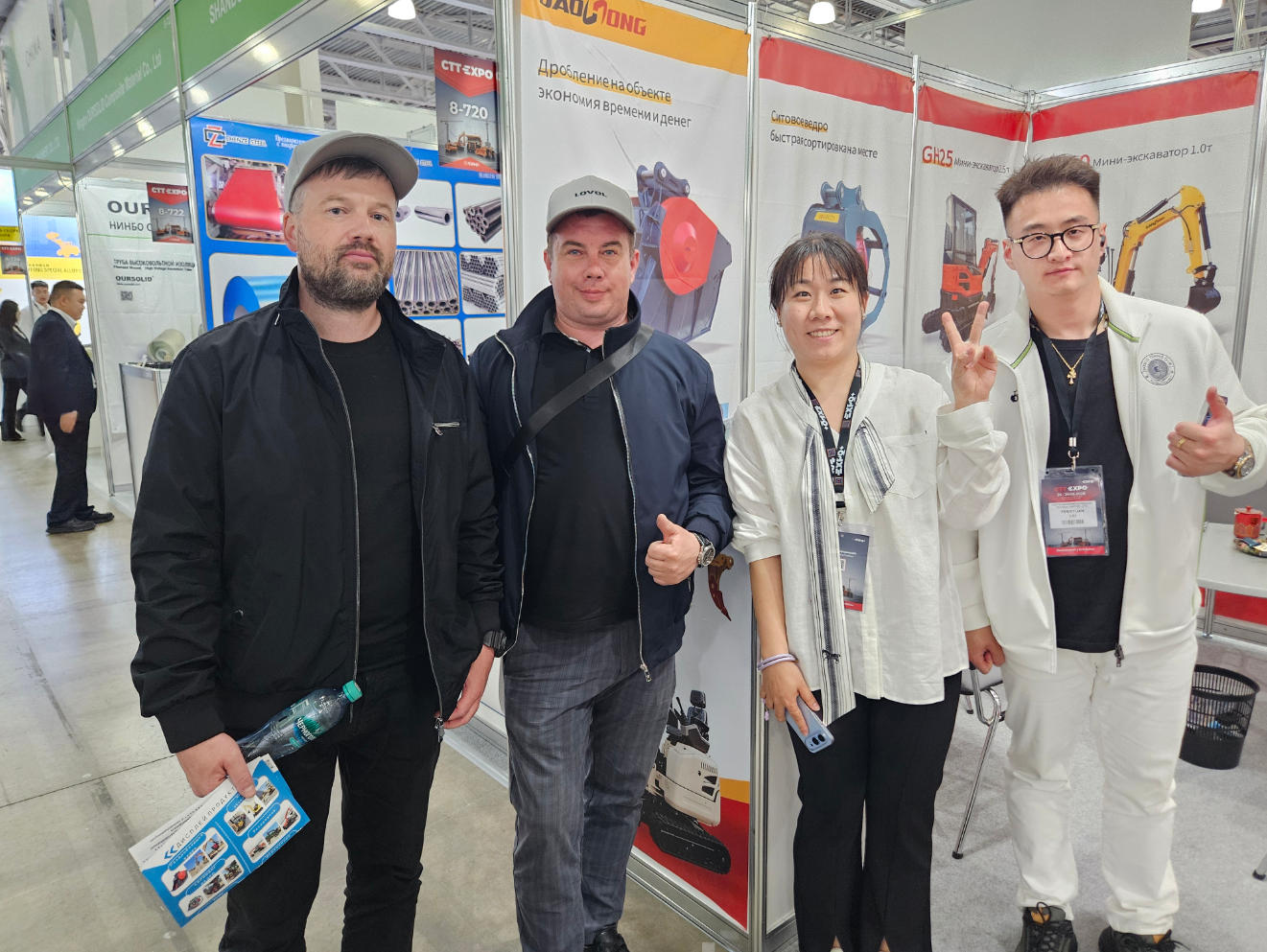 Мини-экскаваторы Gaohong собственной разработки покорили Россию на CTT в Москве.